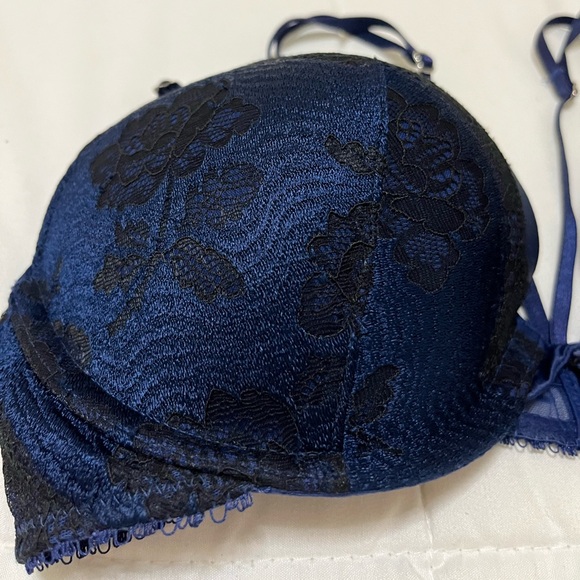 Victoria’s Secret Very Sexy Push Up Bra - Picture 2 of 8